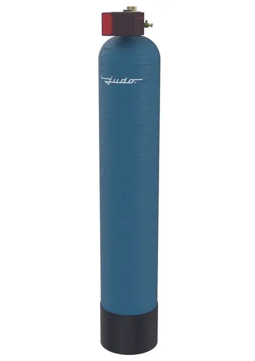 Judo-Wasserfilter in zylindrischer Form, mit rotem Ventil oben, montiert auf schwarzem Sockel. Die Oberfläche ist blau mit einer strukturierten Textur.